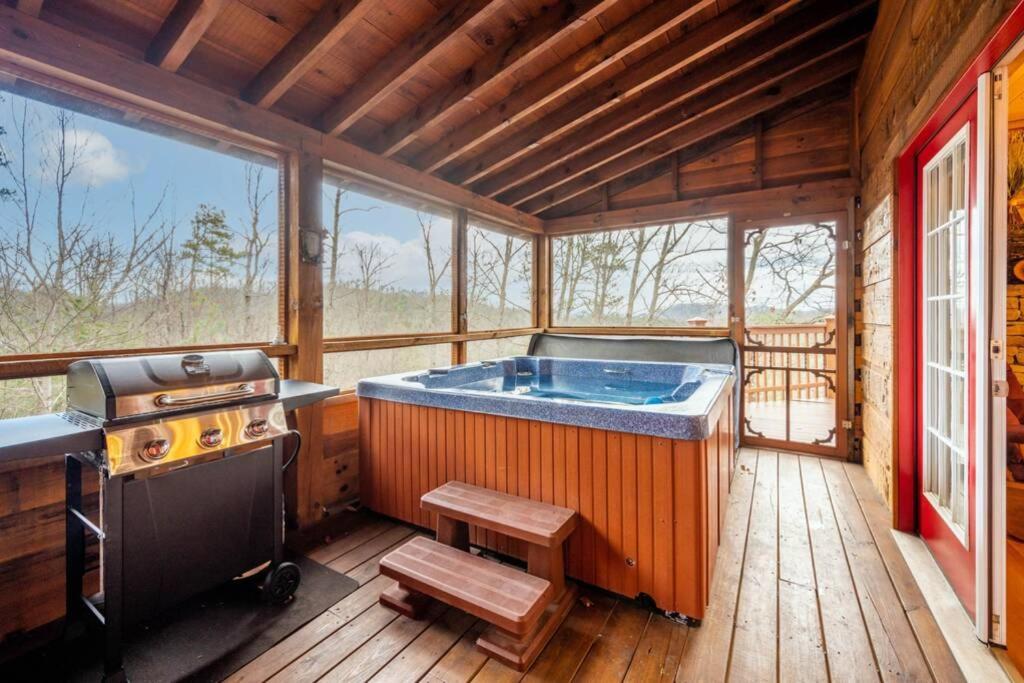 Over The Mountain - Smoky Mountain View Cabin セバービル エクステリア 写真