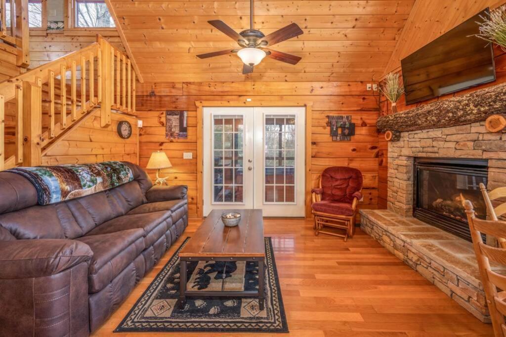 Over The Mountain - Smoky Mountain View Cabin セバービル エクステリア 写真