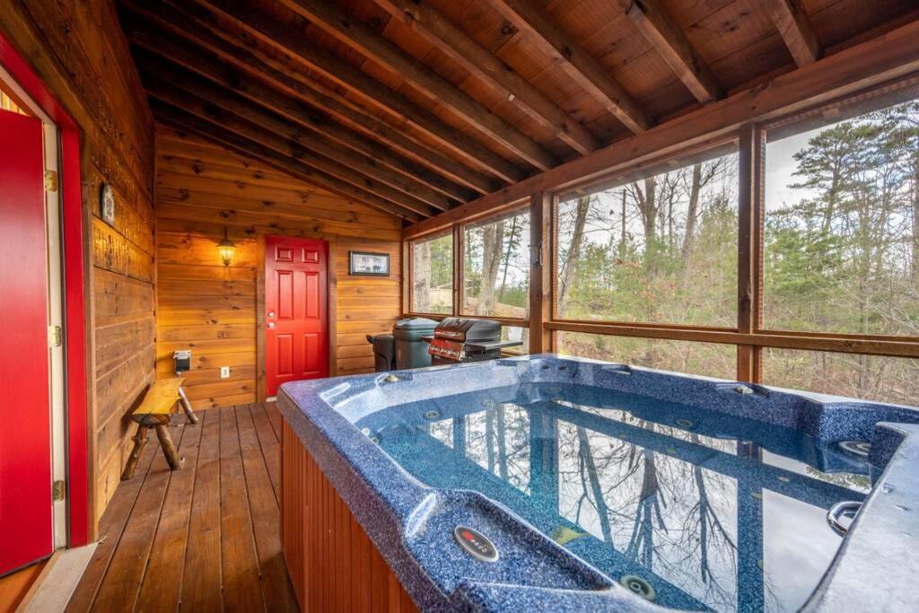Over The Mountain - Smoky Mountain View Cabin セバービル エクステリア 写真